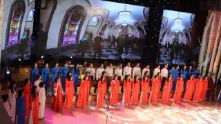 Вьетнамцы поют песню "Россия - Родина моя!"